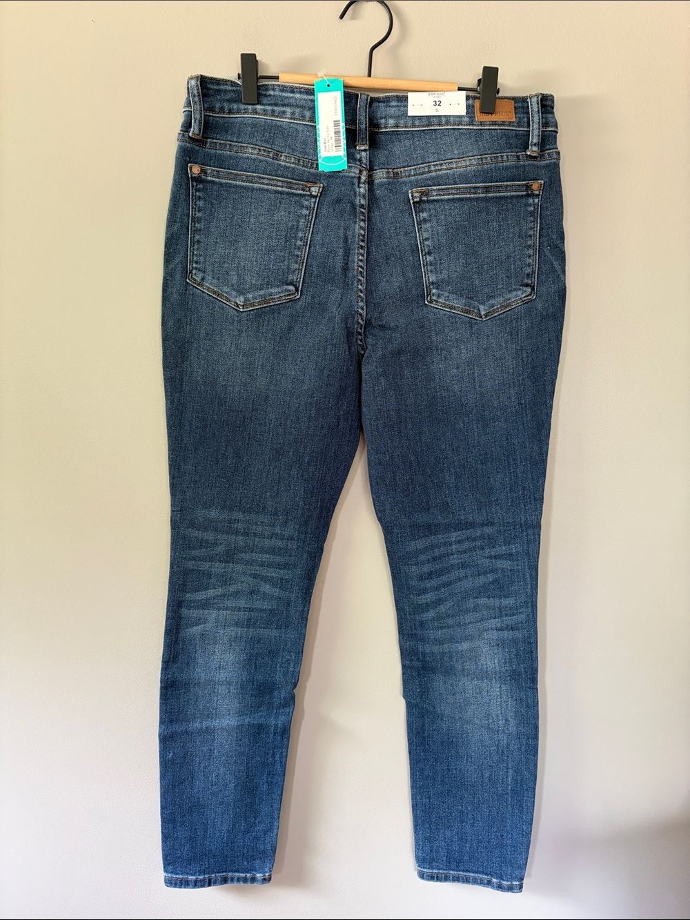 Judy Blue Mid-Rise Skinny Jeans Size 32/14 NWT Medium Blue - Picture 2 of 9